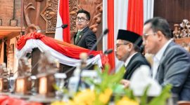 Juru bicara Komisi C DPRD Jatim, Nur Faizin, saat membacakan laporan terkait Raperda PT BPR Jatim dalam sidang paripurna. Senin (23/12/2024).
