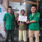 Departemen Sosial dan Pemberdayaan Masyarakat (Mensospema) GP Ansor Jatim menyalurkan bantuan tali asih kepada M. Gufron. (Foto: dok. GP Ansor Jatim)