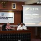 Anggota Komite III DPD RI, Dr. Lia Istifhama M.E.I saat mendengarkan pemaeparan data dari Sigit Priyono, Kadisnakertrans Jatim. (Foto: dok. Istimewa)