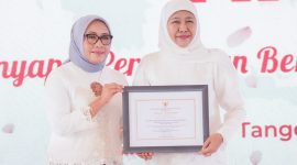 Khofifah Indar Parawansa (kanan) saat menerima penghargaan dari Kementerian Pemberdayaan Perempuan dan Perlindungan Anak (Kementerian PPA) pada puncak acara Peringatan Hari Ibu ke-64 di Tangerang, Minggu (22/12/2024). 