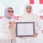 Khofifah Indar Parawansa (kanan) saat menerima penghargaan dari Kementerian Pemberdayaan Perempuan dan Perlindungan Anak (Kementerian PPA) pada puncak acara Peringatan Hari Ibu ke-64 di Tangerang, Minggu (22/12/2024). 