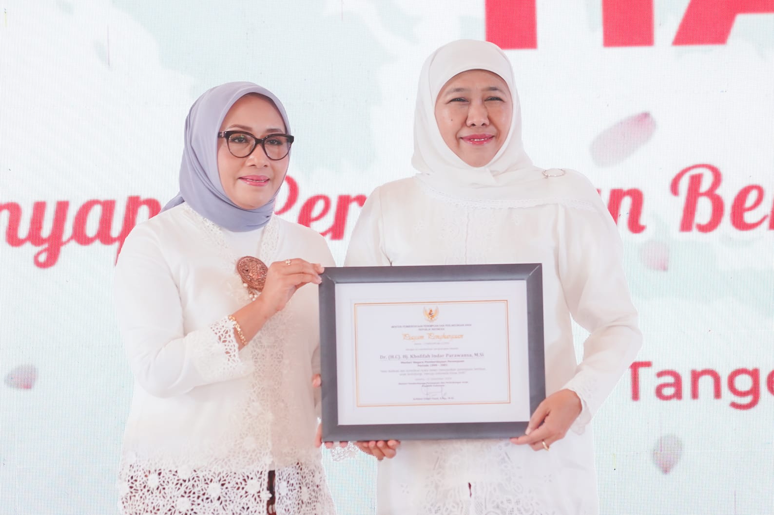 Khofifah Indar Parawansa (kanan) saat menerima penghargaan dari Kementerian Pemberdayaan Perempuan dan Perlindungan Anak (Kementerian PPA) pada puncak acara Peringatan Hari Ibu ke-64 di Tangerang, Minggu (22/12/2024). 