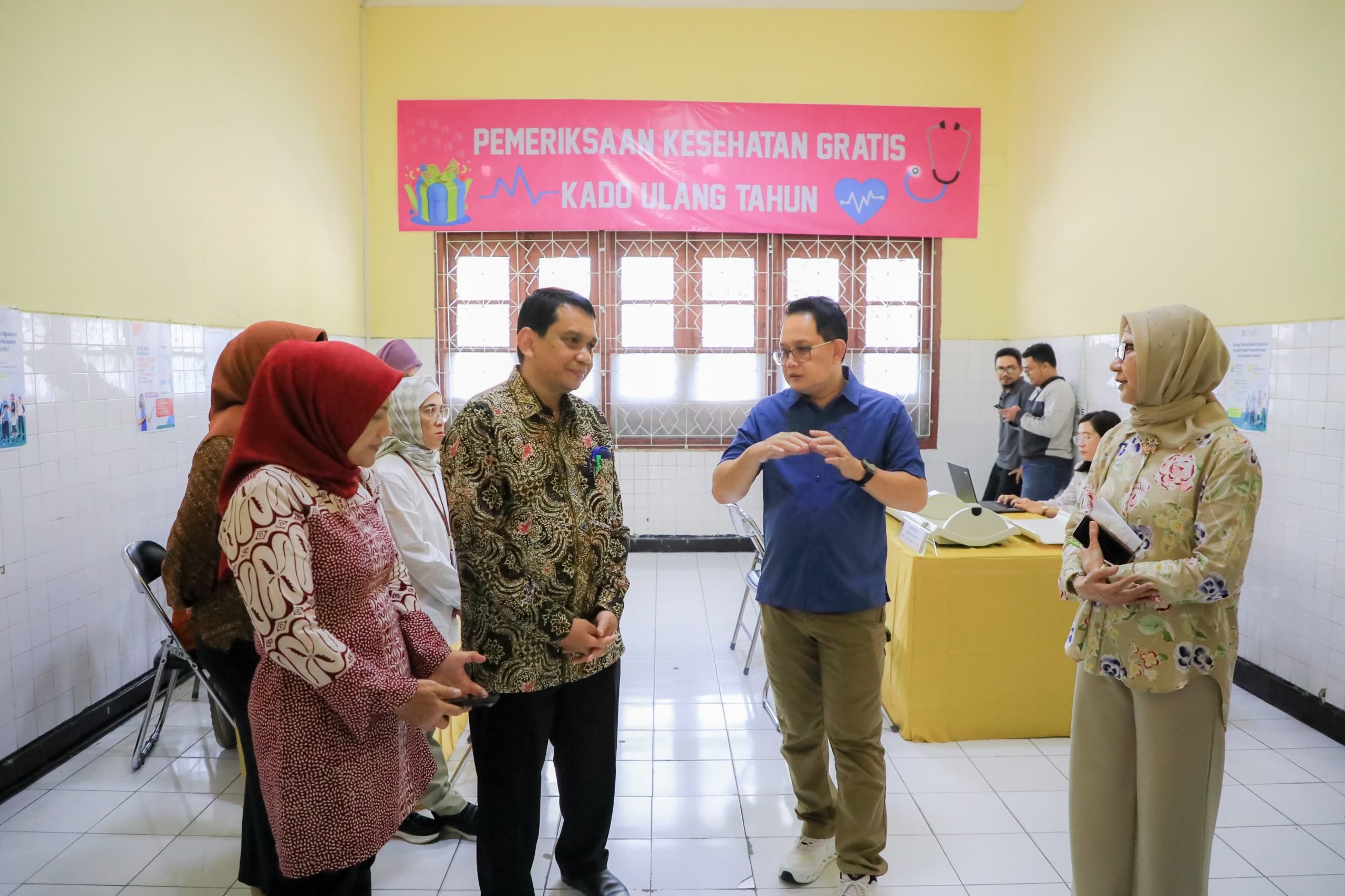 Kadinkes Jatim, Erwin Astha Triyono (kiri) saat berbincang dengan pj. Gubernur Jatim Adhy Karyono. Foto : Humas Dinkes Jatim
