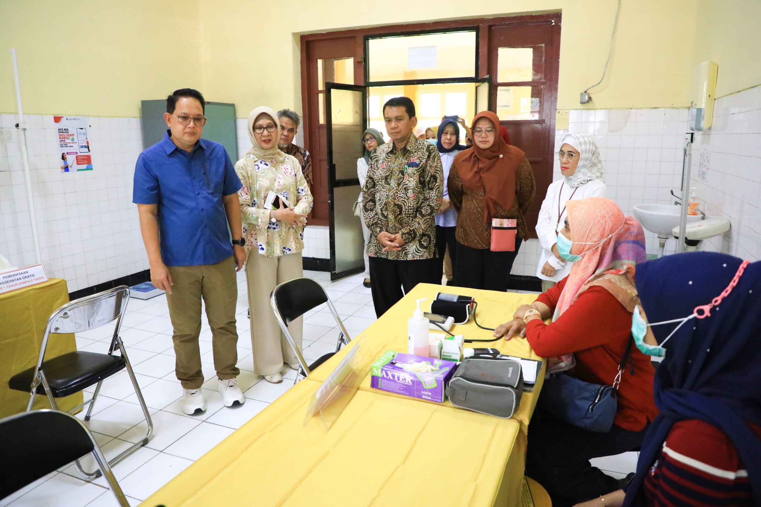Pj. Gubernur Jatim, Adhy Karyono saat meninjau cek kesehatan gratis. Foto : Humas Dinkes Jatim
