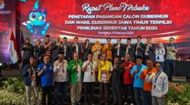 KPU Jatim memberikan surat keputusan penetapan Gubernur dan Wagub terpilih Khofifah-Emil di rapat pleno terbuka.
