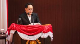 Pj. Gubernur Jawa Timur, Adhy Karyono saat membacakan perubahan Dua Raperda BUMD di Rapat Paripurna DPRD Jatim.