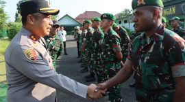 Kapolres Pamekasan AKBP Hendra Eko Triyulianto melaksanakan silaturahmi ke Kompi Senapan A Yonif Mekanis 516 / Caraka Yudha Pamekasan Jalan Raya Tlanakan, Kab. Pamekasan, Selasa (4/2/2025).