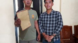 Masyarakat Kangean saat melaporkan Bupapti Sumenep ke Pengadilan