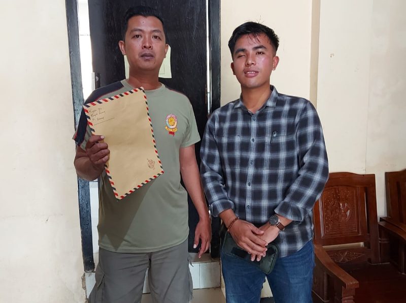 Masyarakat Kangean saat melaporkan Bupapti Sumenep ke Pengadilan