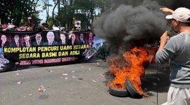 Massa Aksi Jaka Jatim saat melakuka aksi demonstrasi di depan kantor Bank Jatim, Surabaya. (Foto: Doc. TimesIN).