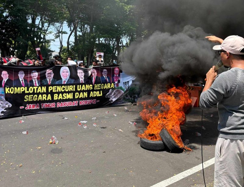 Massa Aksi Jaka Jatim saat melakuka aksi demonstrasi di depan kantor Bank Jatim, Surabaya. (Foto: Doc. TimesIN).