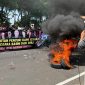 Massa Aksi Jaka Jatim saat melakuka aksi demonstrasi di depan kantor Bank Jatim, Surabaya. (Foto: Doc. TimesIN).