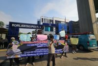 Mahasiswa demo Korlantas Polri SIM International, di Jl. Letjen M.T. Haryono, Pancoran, Jakarta Selatan. (Foto:istimewa)