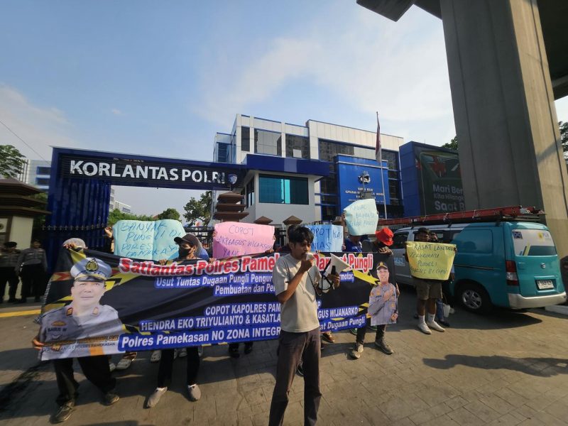 Mahasiswa demo Korlantas Polri SIM International, di Jl. Letjen M.T. Haryono, Pancoran, Jakarta Selatan. (Foto:istimewa)