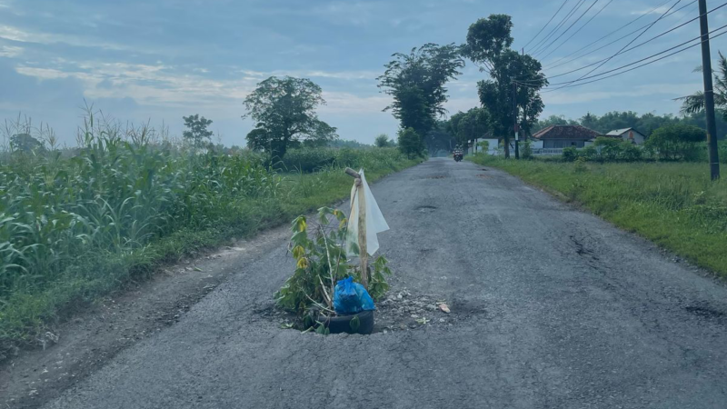 Tidak adanya irigasi, jadi penyebab utama kerusakan jalan.