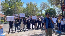 Pemuda Bangkalan Menggugat gelar aksi unjuk rasa didepan Mapolres Bangkalan. (Foto:istimewa)