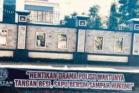 Salah satu spanduk yang dibentang LBH Taretan Legal Justika