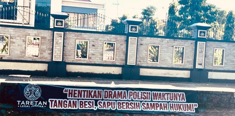 Salah satu spanduk yang dibentang LBH Taretan Legal Justika