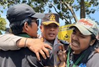 HMI saat menggelar aksi demontrasi didepan kantor Mapolres Bangkalan. (Foto: tangkapan layar ig @radarmadura) 