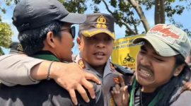 HMI saat menggelar aksi demontrasi didepan kantor Mapolres Bangkalan. (Foto: tangkapan layar ig @radarmadura) 