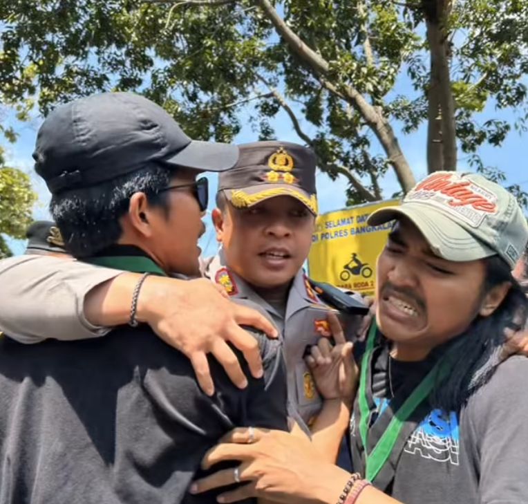 HMI saat menggelar aksi demontrasi didepan kantor Mapolres Bangkalan. (Foto: tangkapan layar ig @radarmadura) 