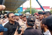 (Foto: Kapolres Bangkalan saat menemui massa aksi terkait tingginya kasus kriminal dan pencurian. Dok : istimewa).