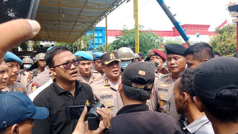 (Foto: Kapolres Bangkalan saat menemui massa aksi terkait tingginya kasus kriminal dan pencurian. Dok : istimewa).