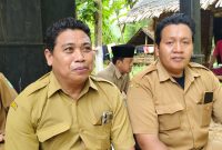 Foto : Sebelah kiri Sekretaris Desa Dungkek Imam Santoso dan sebelah kanan Kasi Pemerintahan Sahrudi 