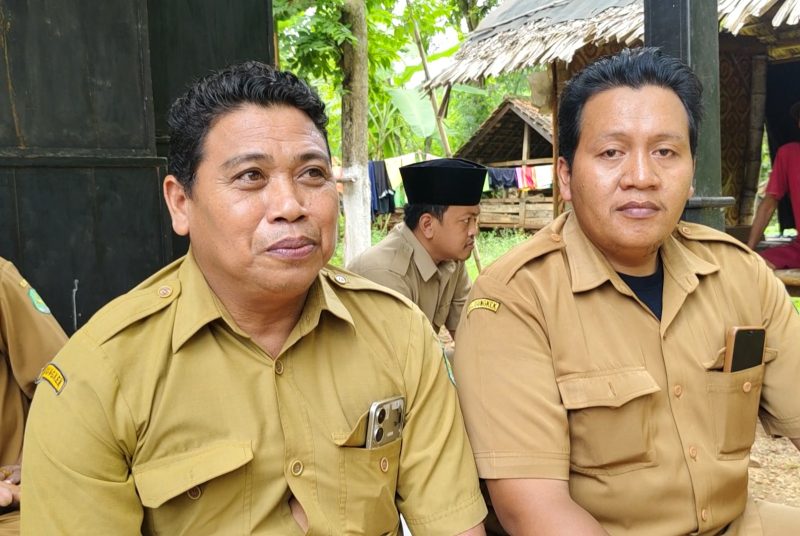 Foto : Sebelah kiri Sekretaris Desa Dungkek Imam Santoso dan sebelah kanan Kasi Pemerintahan Sahrudi 