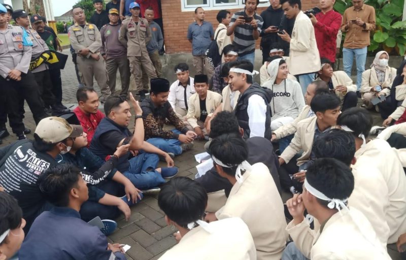 Massa aksi penolakan RUU Polri, di Depan Kantor DPRD Sumenep. (Foto: Doc. TimesIN).