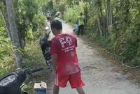 Warga Desa Kapedi, Dusun Aeng Bato, melakukan perbaikan jalan secara swadaya. (Foto: Doc TimesIN).