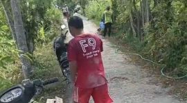 Warga Desa Kapedi, Dusun Aeng Bato, melakukan perbaikan jalan secara swadaya. (Foto: Doc TimesIN).