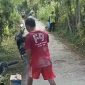 Warga Desa Kapedi, Dusun Aeng Bato, melakukan perbaikan jalan secara swadaya. (Foto: Doc TimesIN).