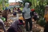 Terlihat dalam video masyarakat kompak melakukan perbaikan jalan rusak dengan material seadanya. (Screnshot TikTok Sulaisi_Abdurrazaq).