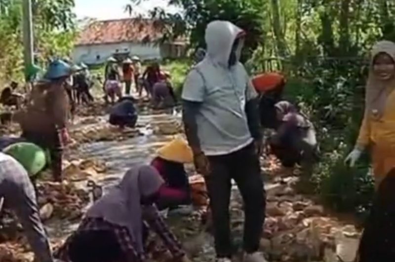 Terlihat dalam video masyarakat kompak melakukan perbaikan jalan rusak dengan material seadanya. (Screnshot TikTok Sulaisi_Abdurrazaq).