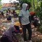 Terlihat dalam video masyarakat kompak melakukan perbaikan jalan rusak dengan material seadanya. (Screnshot TikTok Sulaisi_Abdurrazaq).
