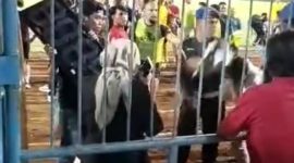 Aksi kekerasan yang terekam kamera yang diduga dilakukan oleh oknum anggota PM Bangkalan. (Odc. Screnshot TimesIN).