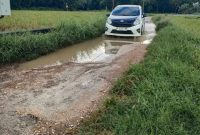 Kondisi ruas jalan di Dusun Bogem, Desa Sendir yang mengalami kerusakan parah. (Doc. TimesIN).