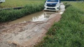 Kondisi ruas jalan di Dusun Bogem, Desa Sendir yang mengalami kerusakan parah. (Doc. TimesIN).
