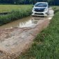 Kondisi ruas jalan di Dusun Bogem, Desa Sendir yang mengalami kerusakan parah. (Doc. TimesIN).