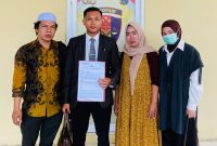 Didampingi kuasa hukum, korban penipuan dengan modus haji plus, melaporkan kejadian tersebut ke pihak berwenang. (Doc. TimesIN).