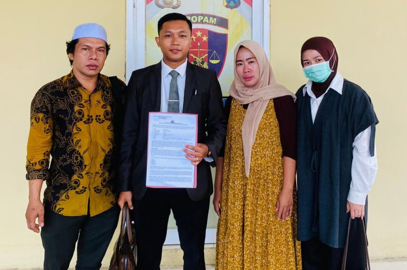 Didampingi kuasa hukum, korban penipuan dengan modus haji plus, melaporkan kejadian tersebut ke pihak berwenang. (Doc. TimesIN).