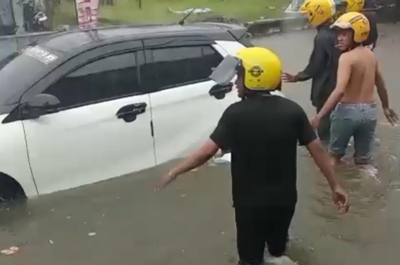 Banjir melanda sejumlah daerah di Kota Sumenep. (Doc. TimesIN).