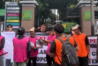 Komunitas Cinta Bangsa (KCB) saat melakukan aksi demonstrasi di depan Kejati Jawa Timur.