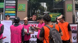 Komunitas Cinta Bangsa (KCB) saat melakukan aksi demonstrasi di depan Kejati Jawa Timur.