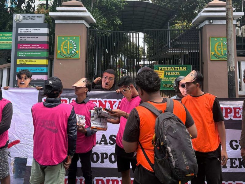 Komunitas Cinta Bangsa (KCB) saat melakukan aksi demonstrasi di depan Kejati Jawa Timur.
