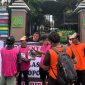 Komunitas Cinta Bangsa (KCB) saat melakukan aksi demonstrasi di depan Kejati Jawa Timur.