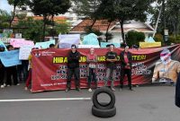 Massa aksi Jaringan Kawa Jawa Timur (Jaka Jatim).