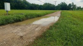 Kondisi jalan rusak di dusun Bugem desa Sendir kecamatan Lenteng.
