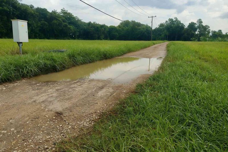 Kondisi jalan rusak di dusun Bugem desa Sendir kecamatan Lenteng.